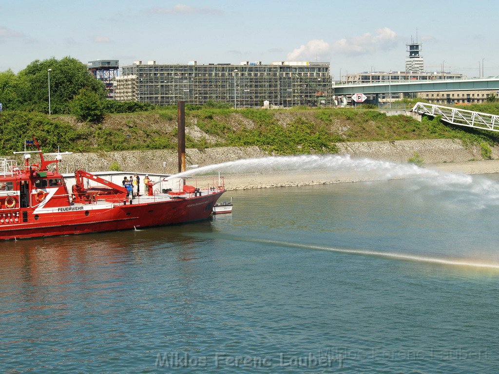 Feuerloeschboot 10-2      P146.JPG